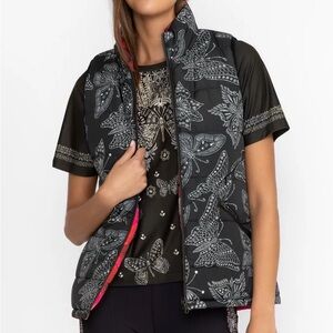 Johnny Was
BRAEMAR PUFFER VEST (REVERSIBLE) - PEALI COLOR: PEALIM CHANI
SIZE: S